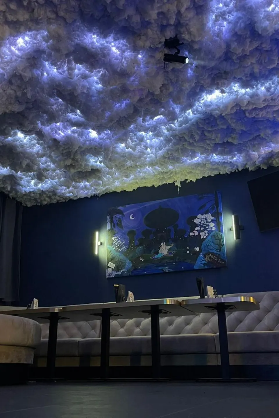 VIP-Bereich mit beleuchteter Wolkendecke und Polsterbänken