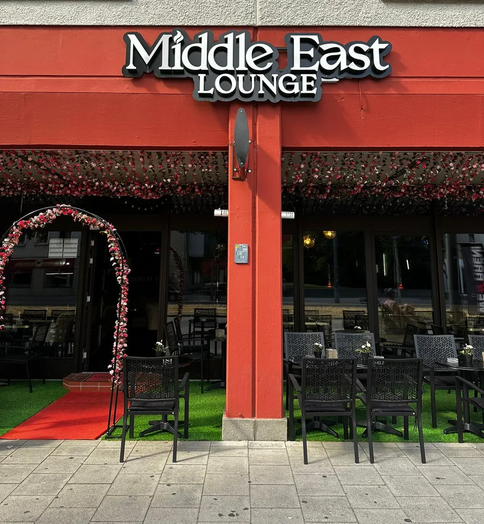 Fassade der Middle East Lounge an der Landsberger Straße 478 in Pasing mit Leuchtschild, rotem Teppich und Terrasse
