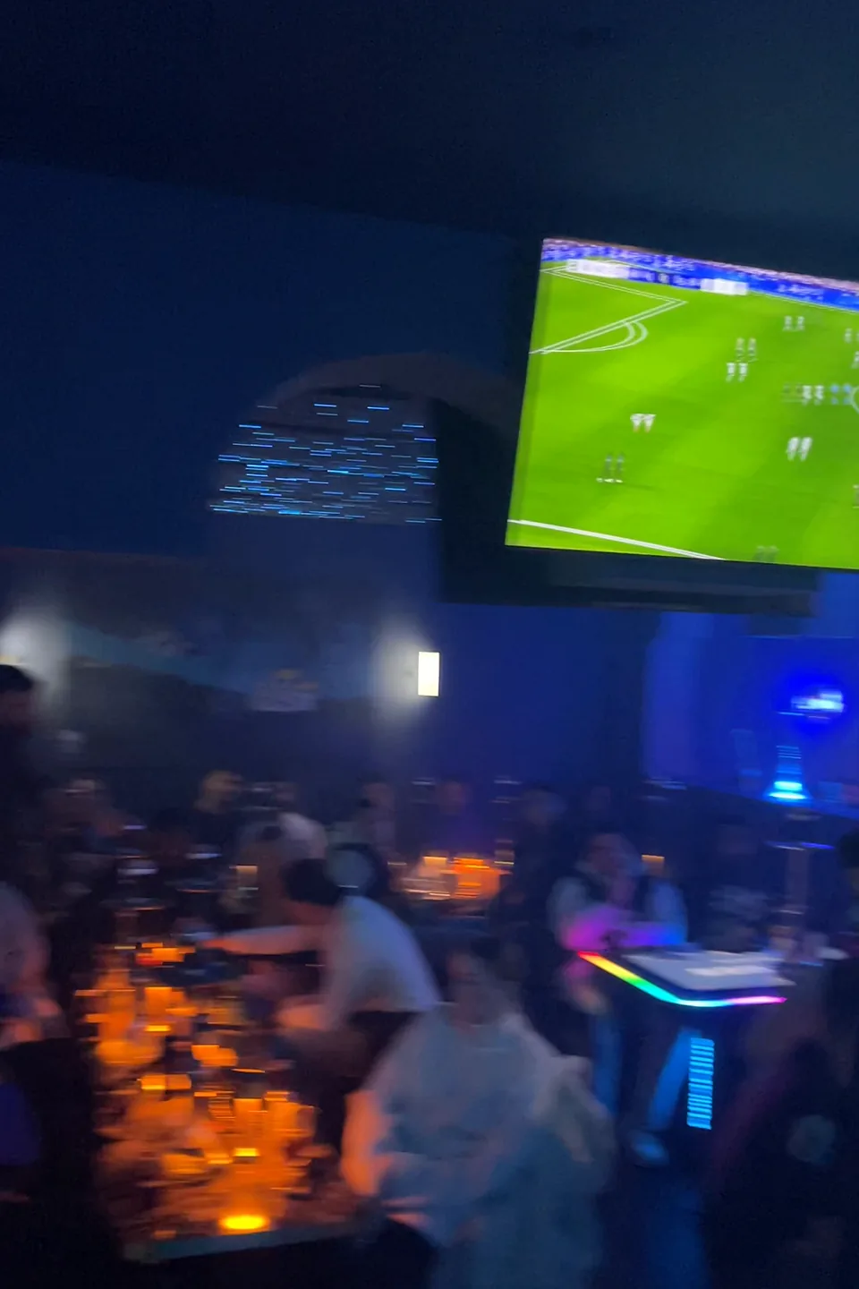Volle Lounge beim Fußballabend