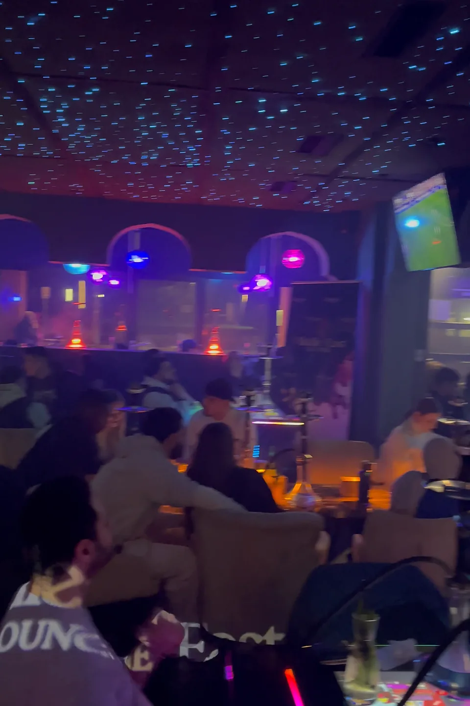 Volle Lounge mit Sternenhimmel-Decke bei einem Event-Abend